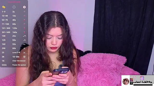 Snapshot of celestte_evans_1 chatting on October 18, 4:37 am celestte evans 1 online show from October 18, 4:37 am