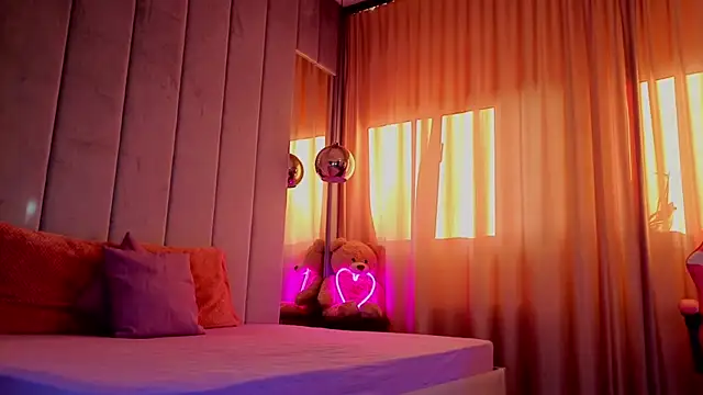 Snapshot of Reina_Cummings chatting on October 24, 6:10 am Reina Cummings online show from October 24, 6:10 am