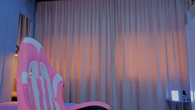 Snapshot of Reina_Cummings chatting on November 12, 6:58 am Reina Cummings online show from November 12, 6:58 am