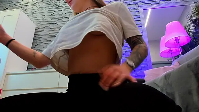 Reina Cummings online show from April 20, 5:43 am