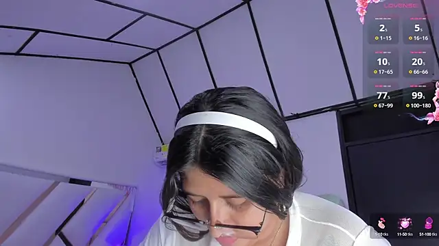 Snapshot of megann__up chatting on October 9, 3:26 am megann  up online show from October 9, 3:26 am