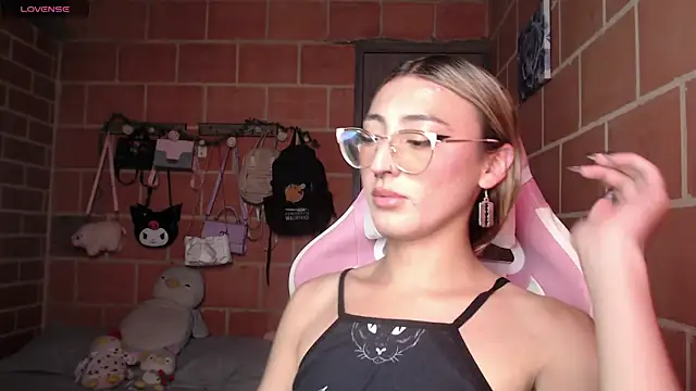 Snapshot of Andrea_camilaaa chatting on May 26, 4:14 pm Andrea camilaaa online show from May 26, 4:14 pm