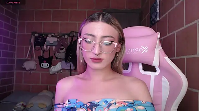 Snapshot of Andrea_camilaaa chatting on June 9, 3:23 pm Andrea camilaaa online show from June 9, 3:23 pm