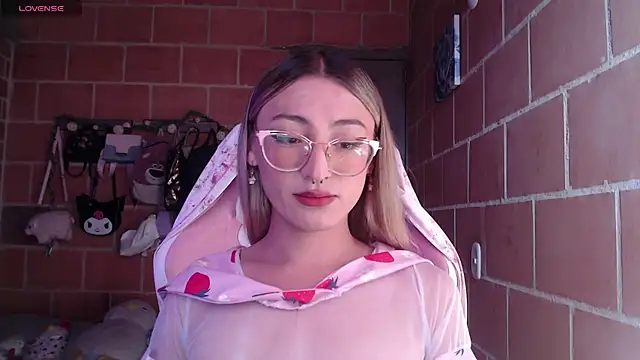 Snapshot of Andrea_camilaaa chatting on June 22, 2:36 pm Andrea camilaaa online show from June 22, 2:36 pm