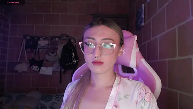 Snapshot of Andrea_camilaaa chatting on July 10, 9:50 pm Andrea camilaaa online show from July 10, 9:50 pm
