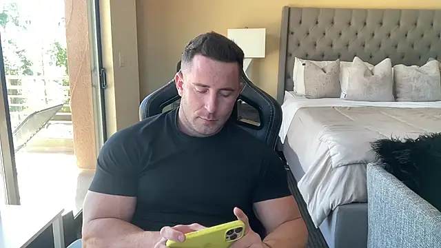 brettmycles28 online show from October 3, 6:27 pm