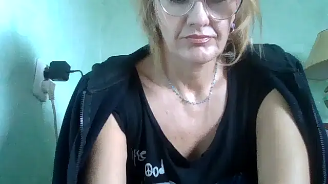 TianaQLove online show from October 19, 9:10 am