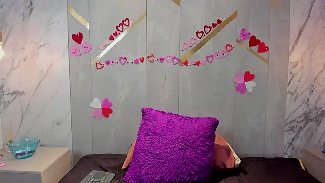 IsisNoir online show from March 2, 12:45 pm