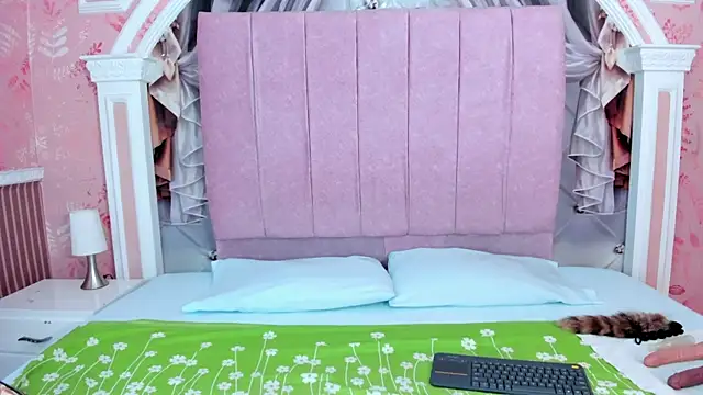 mishell lovely online show from November 12, 1:33 pm