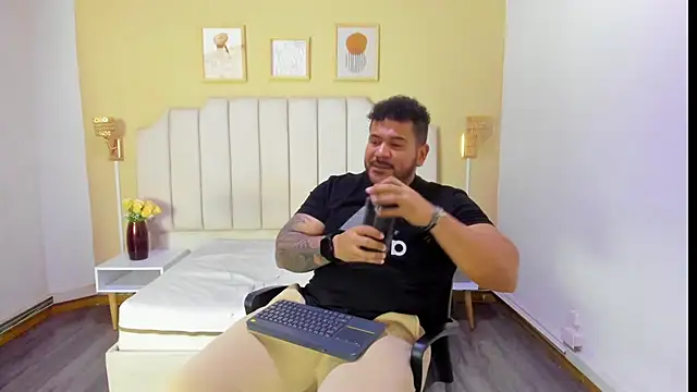 Snapshot of michael_hill1 chatting on October 2, 7:43 pm michael hill1 online show from October 2, 7:43 pm