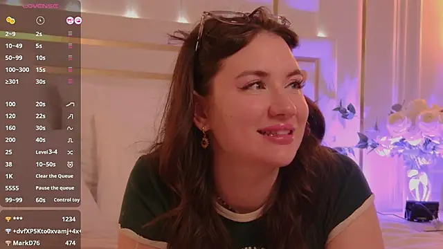 Snapshot of MeganStrain chatting on November 11, 11:21 am MeganStrain online show from November 11, 11:21 am