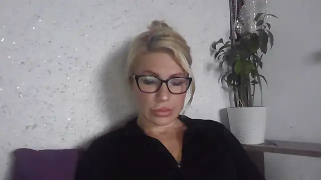 Snapshot of fox_red_lady7 chatting on October 18, 9:54 am fox red lady7 online show from October 18, 9:54 am