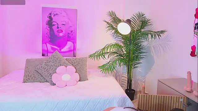 LUNAA    online show from March 26, 3:34 am