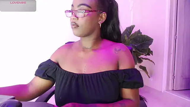 Snapshot of ReinaMiah chatting on November 2, 3:53 am ReinaMiah online show from November 2, 3:53 am