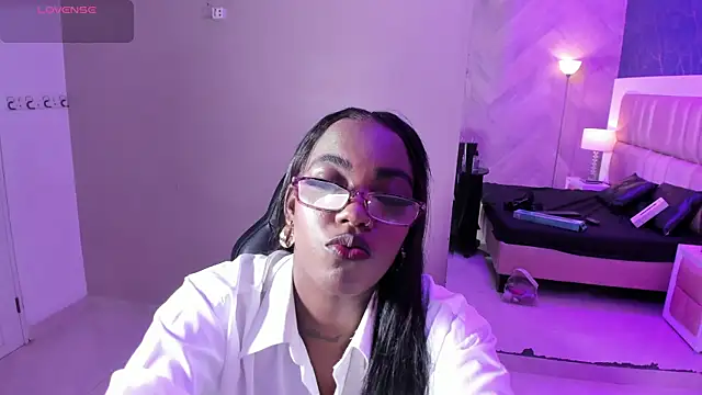 Snapshot of ReinaMiah chatting on November 9, 4:22 am ReinaMiah online show from November 9, 4:22 am