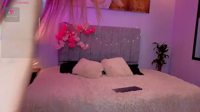 Snapshot of antonellastar24_ chatting on September 22, 8:33 pm antonellastar24 online show from September 22, 8:33 pm