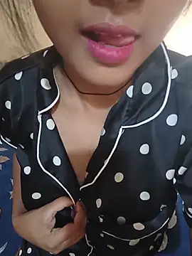 Snapshot of RAYI_Queen_2 chatting on May 23, 10:41 am RAYI Queen 2 online show from May 23, 10:41 am