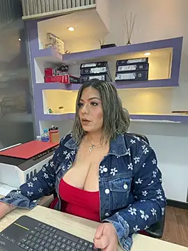 Snapshot of isabella_horney_ chatting on May 19, 12:33 pm isabella horney online show from May 19, 12:33 pm