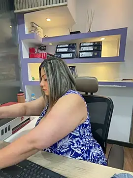 Snapshot of isabella_horney_ chatting on May 27, 12:02 pm isabella horney online show from May 27, 12:02 pm