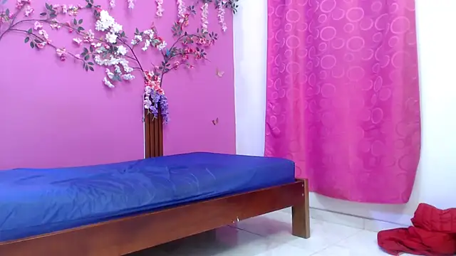 skinnybarbie022 online show from April 16, 1:28 am