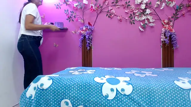 skinnybarbie022 online show from April 17, 12:35 am