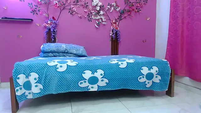 skinnybarbie022 online show from April 18, 12:58 am