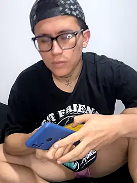 Snapshot of Kurtxxx22 chatting on November 3, 1:40 am Kurtxxx22 online show from November 3, 1:40 am