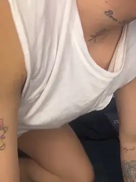 Snapshot of Kurtxxx22 chatting on November 7, 9:48 pm Kurtxxx22 online show from November 7, 9:48 pm