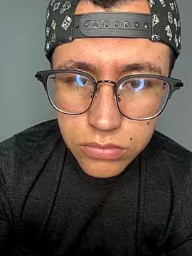 Snapshot of Kurtxxx22 chatting on November 14, 6:39 pm Kurtxxx22 online show from November 14, 6:39 pm