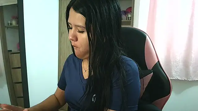 Oliviawatson1 online show from November 3, 1:23 pm