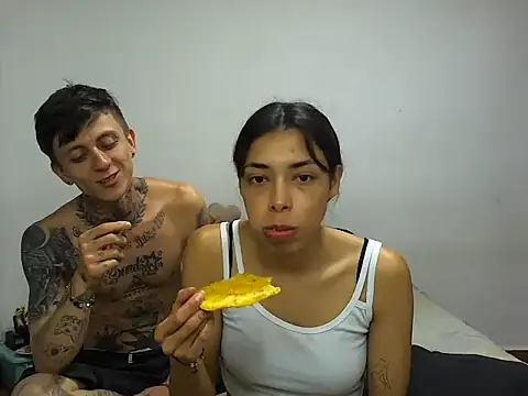 Snapshot of MeganAndMax@xh chatting on November 15, 2:42 am MeganAndMaxxh online show from November 15, 2:42 am