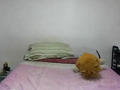 Snapshot of MeganAndMax@xh chatting on December 14, 2:50 am MeganAndMaxxh online show from December 14, 2:50 am