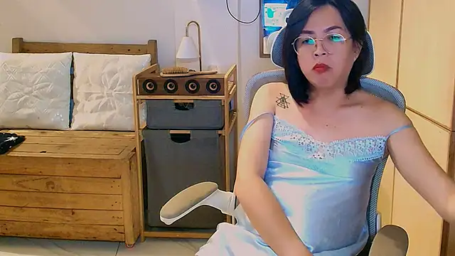 Snapshot of moriliciousxxx chatting on December 17, 1:11 am moriliciousxxx online show from December 17, 1:11 am