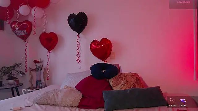 Snapshot of Theevae chatting on February 14, 10:28 pm Theevae online show from February 14, 10:28 pm