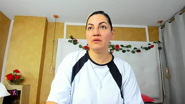 Snapshot of Heidy_milf chatting on April 27, 7:45 pm Heidy milf online show from April 27, 7:45 pm