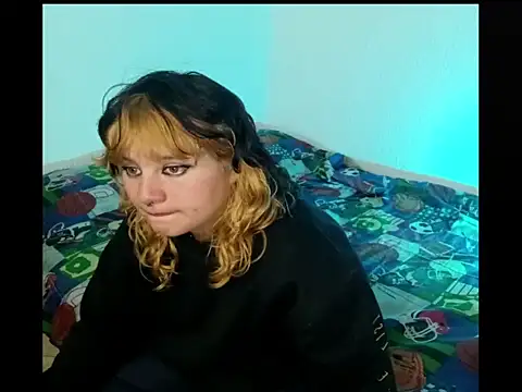 Snapshot of _MoonBlue_ chatting on September 24, 7:17 pm MoonBlue online show from September 24, 7:17 pm