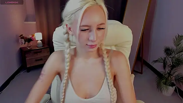 cute luucy online show from February 28, 4:02 am