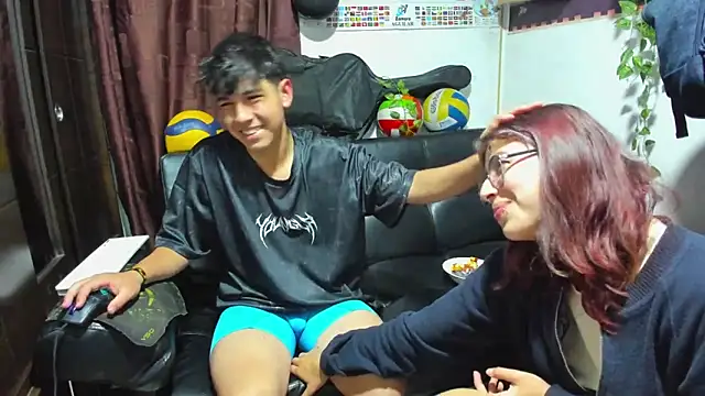 Snapshot of Donuts_DD chatting on October 5, 5:28 am Donuts DD online show from October 5, 5:28 am