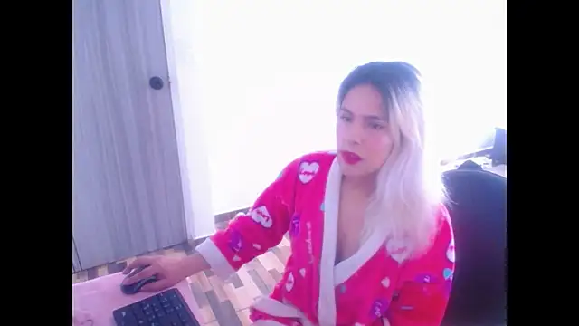 Snapshot of mystica_25 chatting on November 13, 5:01 pm mystica 25 online show from November 13, 5:01 pm