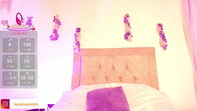 Snapshot of kendra_smiitch chatting on October 14, 2:34 am kendra smiitch online show from October 14, 2:34 am