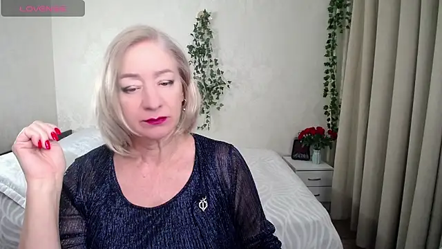 hunters woman online show from November 30, 11:20 pm