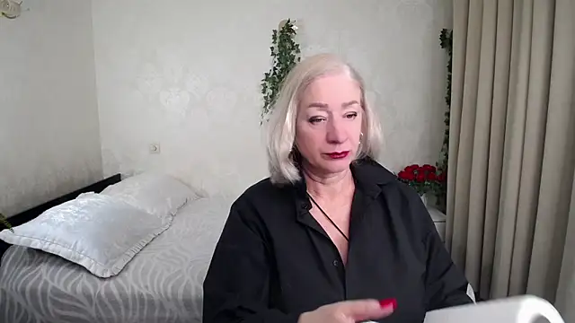 hunters woman online show from February 12, 4:57 pm