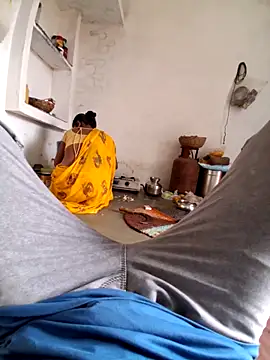 Snapshot of RAYI_Queen_3 chatting on October 26, 3:34 am RAYI Queen 3 online show from October 26, 3:34 am