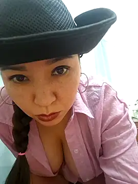 Snapshot of HellaWerlous chatting on December 14, 5:35 am HellaWerlous online show from December 14, 5:35 am