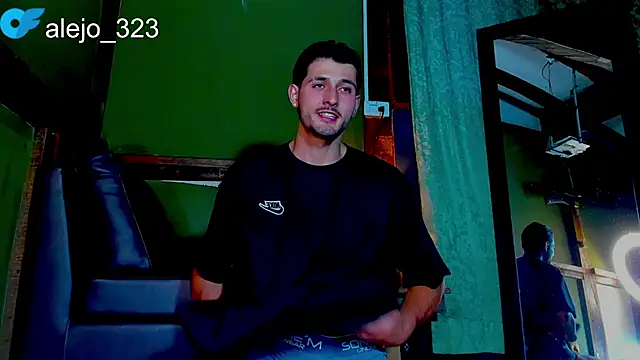Snapshot of alejo__323__ chatting on April 28, 3:11 am alejo 323 online show from April 28, 3:11 am