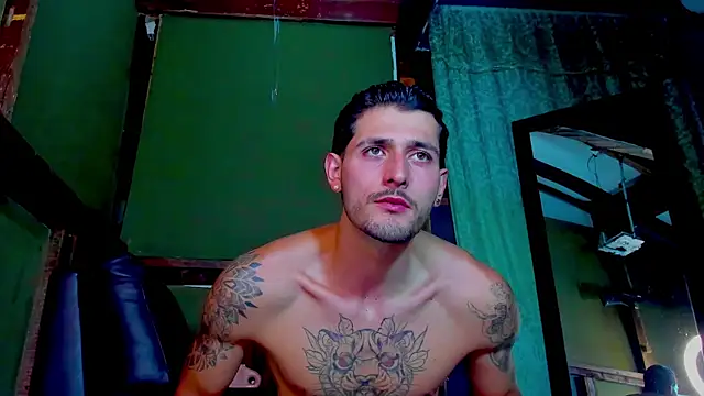 Snapshot of alejo__323__ chatting on April 29, 3:21 am alejo 323 online show from April 29, 3:21 am