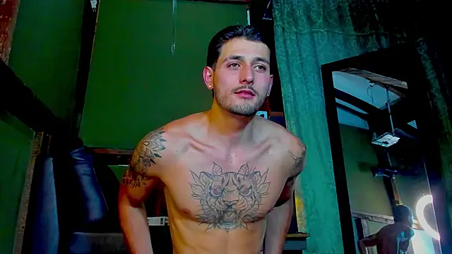 Snapshot of alejo__323__ chatting on May 1, 1:10 am alejo 323 online show from May 1, 1:10 am