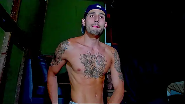Snapshot of alejo__323__ chatting on July 6, 2:52 am alejo 323 online show from July 6, 2:52 am