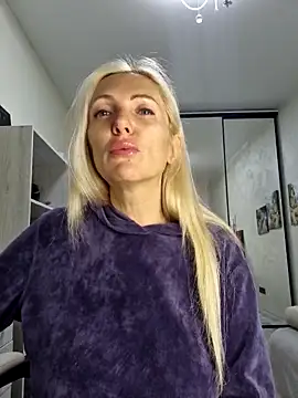 Snapshot of Monna chatting on November 12, 6:08 pm Monna online show from November 12, 6:08 pm