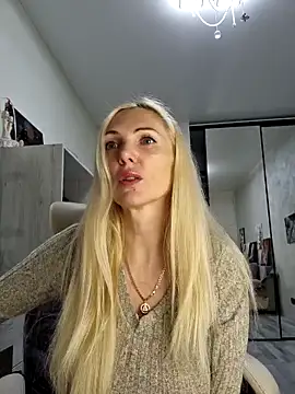 Snapshot of Monna chatting on December 4, 2:37 pm Monna online show from December 4, 2:37 pm